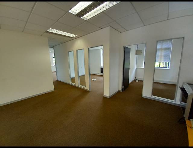 396M² OFFICE TO LET IN LYME PARK